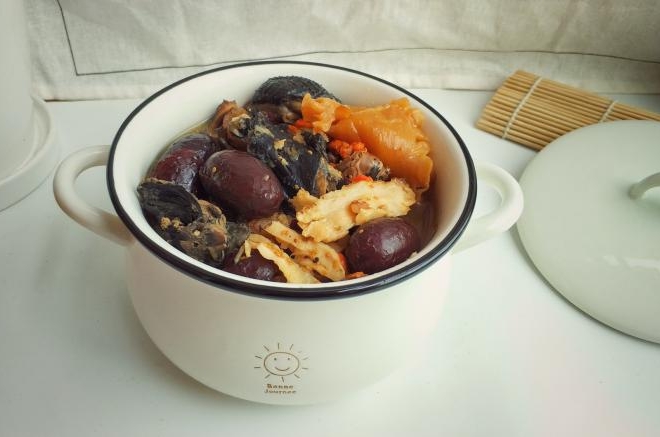 花胶红枣枸杞乌鸡汤