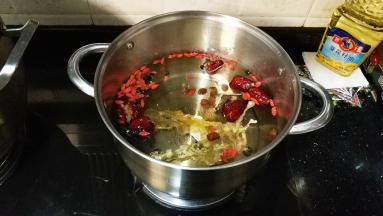 汤煲放入适量的水，除鸡外将所配料放入煲里大火30分钟