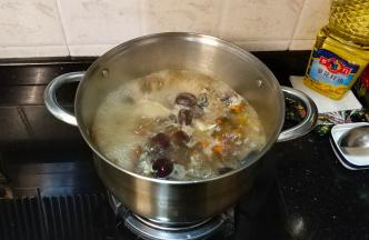 30分钟后放入乌鸡继续大火烧开5分钟后转中火煲30-45分钟，想要更清甜入味，煲制时间可适当加长，汤水煲得越小越清甜