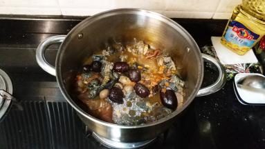 我喜欢饮甘甜的，所以会煲长时间点，如图煲至汤水有两碗半的量。