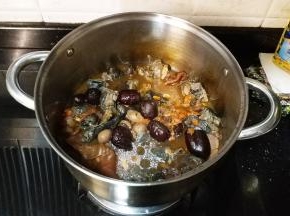 我喜欢饮甘甜的，所以会煲长时间点，如图煲至汤水有两碗半的量。