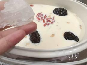 按照个人口味加入冰糖炖至时间结束