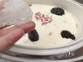 按照个人口味加入冰糖炖至时间结束