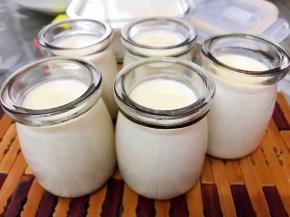 等微凉后滤掉红枣枸杞和姜片不要，其他的分瓶装好等凉透后盖上盖子放入冰箱冷藏一个小时左右就凝固了