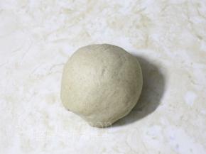 除脆皮肠外，将其它原材料按照牛奶、糖、酵母、粉、油的顺序放入面包桶中，启动一个揉面程序，揉至面团光滑，略微粘手。