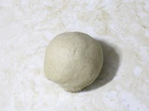除脆皮肠外，将其它原材料按照牛奶、糖、酵母、粉、油的顺序放入面包桶中，启动一个揉面程序，揉至面团光滑，略微粘手。