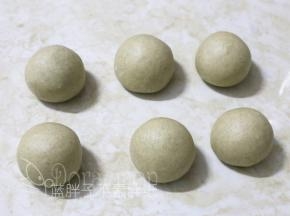 将面团分成6等份，排气之后滚圆，表面记得盖上保鲜膜。