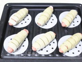 将面团全部如此处理，一一摆放在烤盘上。