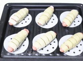 将面团全部如此处理，一一摆放在烤盘上。