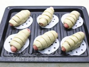 烤箱里放上一杯温水，烤箱开启发酵档，30℃发酵到1.5倍大，大概需要35分钟。