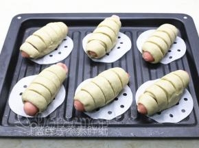 烤箱里放上一杯温水，烤箱开启发酵档，30℃发酵到1.5倍大，大概需要35分钟。