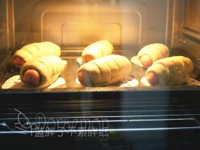 .取出发酵好的面团，送入蒸烤箱，中层，低温蒸烤模式100℃，蒸15分钟，焖5分钟。