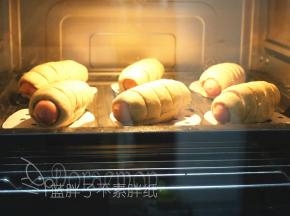 .取出发酵好的面团，送入蒸烤箱，中层，低温蒸烤模式100℃，蒸15分钟，焖5分钟。