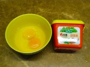 两蛋打入碗里打散备用