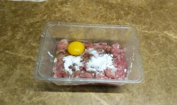瘦肉洗净切丝，放入蛋（我喜欢用全蛋而不是蛋清(◔◡◔)）、生粉（淀粉）盐