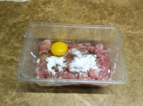 瘦肉洗净切丝，放入蛋（我喜欢用全蛋而不是蛋清(◔◡◔)）、生粉（淀粉）盐