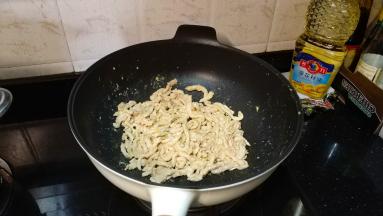 放入腌好的肉丝翻炒至肉变白色