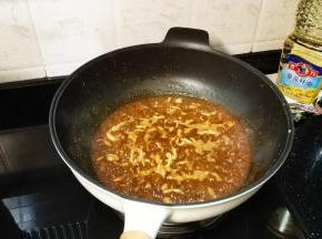 倒入水、白酒（料酒）、老抽、糖煮制至熟盛起