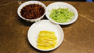 蛋煎好切丝、青瓜切丝、酱汁肉丝全部完成好，面煮熟后捞起放入凉开水过一过冷河！
