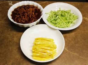 蛋煎好切丝、青瓜切丝、酱汁肉丝全部完成好，面煮熟后捞起放入凉开水过一过冷河！