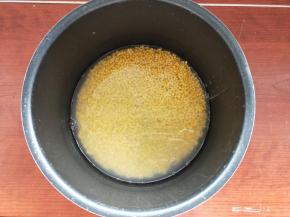 脱皮绿豆加少许清水用电高压锅压20分钟左右。