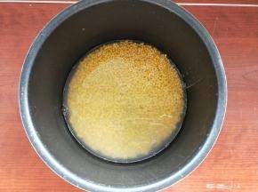 脱皮绿豆加少许清水用电高压锅压20分钟左右。