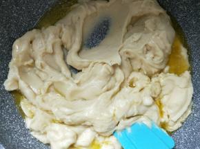 加入打好的绿豆泥炒至黄油完全吸收。