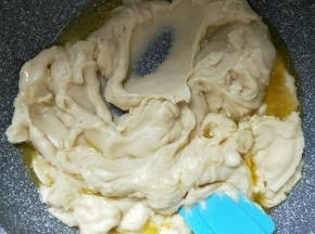 加入打好的绿豆泥炒至黄油完全吸收。