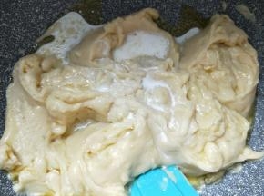 加入牛奶炒匀。