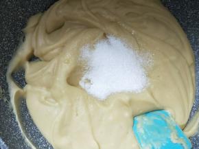 加入细砂糖炒匀。