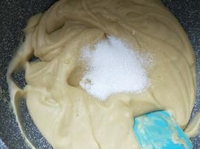 加入细砂糖炒匀。