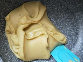 炒至不粘硅胶铲可以抱成团的状态。