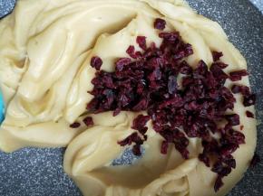 加入切碎的蔓越莓干。