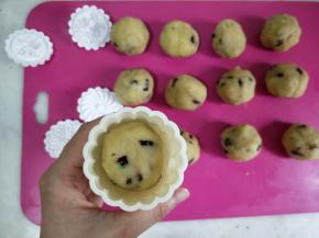 取一个绿豆泥放入模具中。