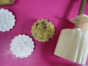 轻轻将模具按压挤出花纹，很清晰立体哦。