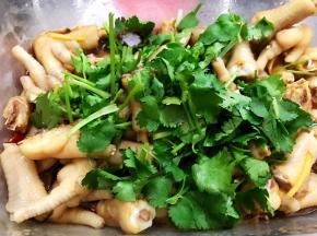 加入香菜拌匀