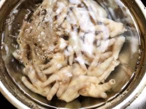 捞出鸡爪反复冲洗变凉冲洗干净油脂，鸡爪过大可以一分为二，熟的比较好切