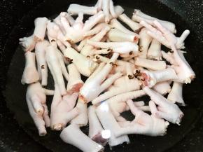 锅里加水，料酒，花椒粒，鸡爪煮8到10分钟