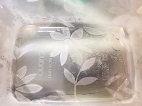 泡鸡爪的时候我们来调味
保鲜盒里加入白糖，加入50克温水把糖化开
