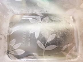 泡鸡爪的时候我们来调味
保鲜盒里加入白糖，加入50克温水把糖化开
