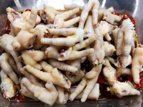 鸡爪捞出沥干水分放进盒子里拌匀