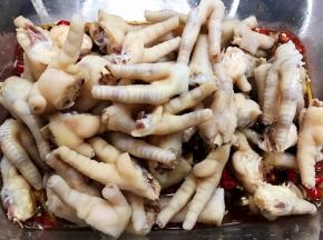 鸡爪捞出沥干水分放进盒子里拌匀