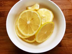 柠檬一个切片去籽，一个只取汁备用