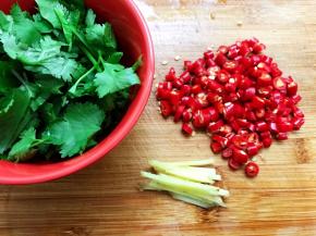 香菜洗净切段，小米辣切段，姜切丝