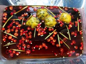 盒子里加入生抽，百香果，小米辣，姜丝，柠檬汁