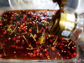 加入蚝油和芝麻油搅拌均匀，这时候可以尝一下味道，哪味不够添加哪味