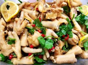 多拌一会儿后盖上盖子放入冰箱冷藏，隔两个小时拿出来搅拌一下，冷藏入味后就可以开吃啦