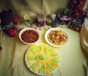 面+酱汁肉丝+青瓜丝+鸡蛋丝拌匀，开吃
