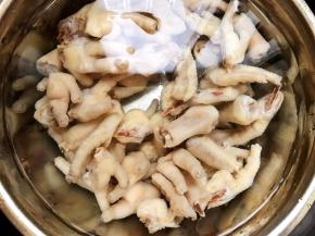 凉透的鸡爪加入冰水泡上