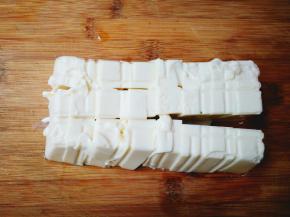 用手捏一捏盒子倒扣在砧板上切成小块